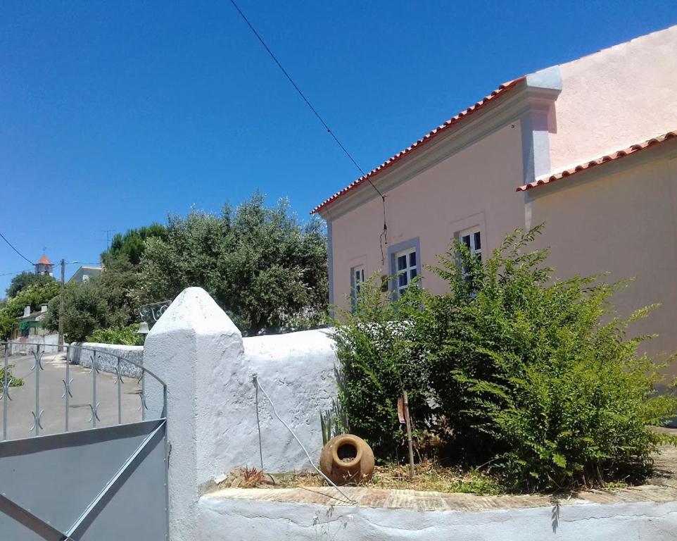 una pared blanca junto a un edificio con una planta en Linhal das Meias - São José das Matas, 