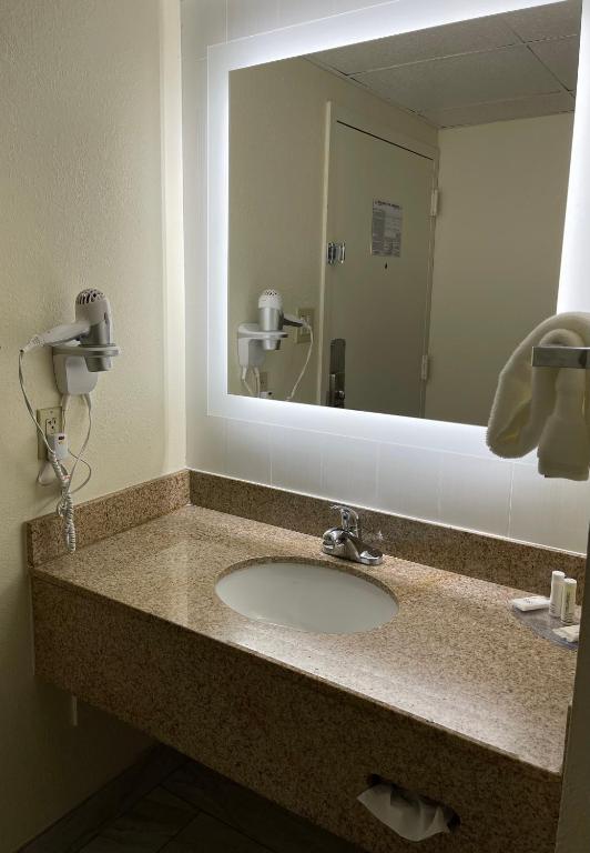 Un baño de Baymont by Wyndham Scranton Dunmore