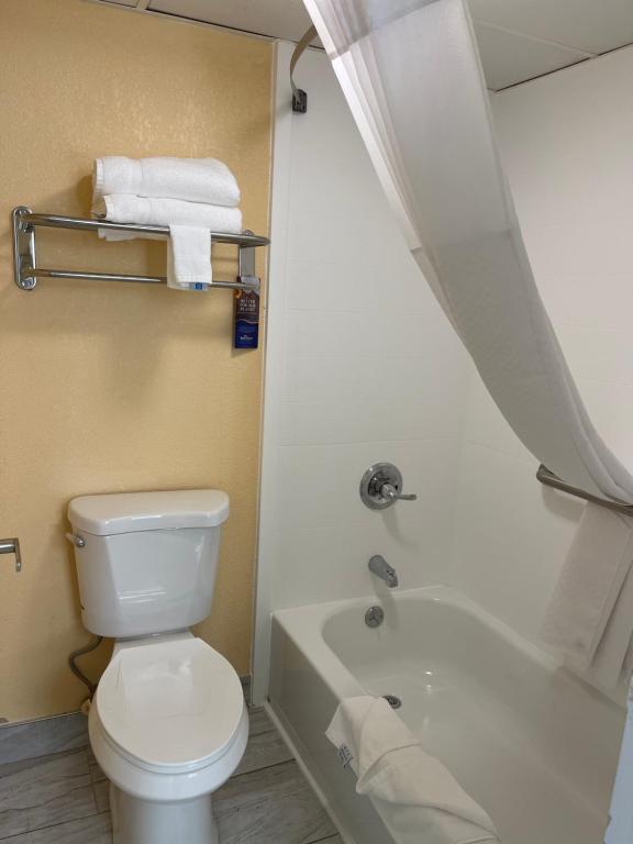 Un baño de Baymont by Wyndham Scranton Dunmore