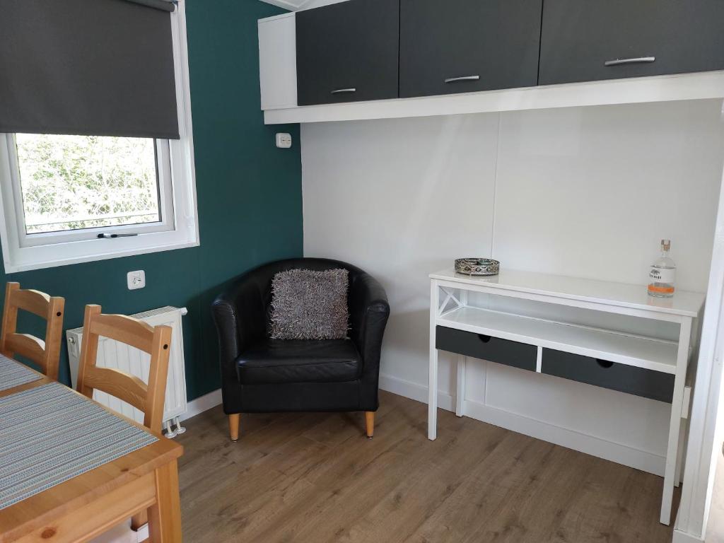 Posezení v ubytování Ruim en gezellig chalet voor 2 personen op de Veluwe Recreatiepark De Oude Driest - All inclusive