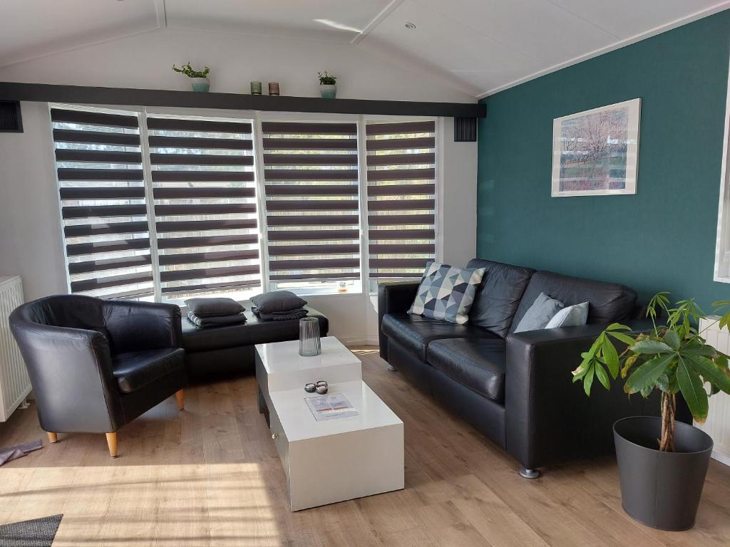 Posezení v ubytování Ruim en gezellig chalet voor 2 personen op de Veluwe Recreatiepark De Oude Driest - All inclusive