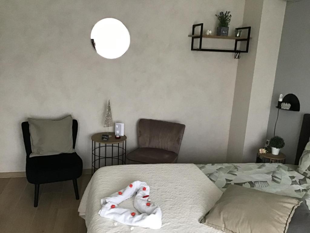 Postel nebo postele na pokoji v ubytování Guesthouse De Steenberg tweepersoonskamer met grote badkamer, kitchenette en tuinzicht op de eerste verdieping