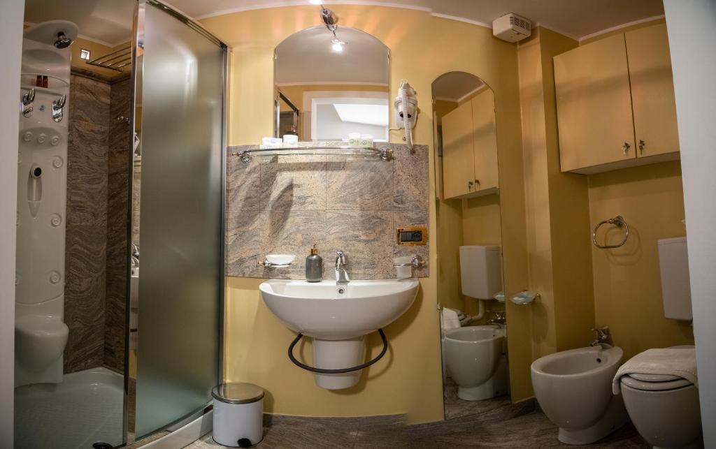 A bathroom at Ego' Residence Ferrara