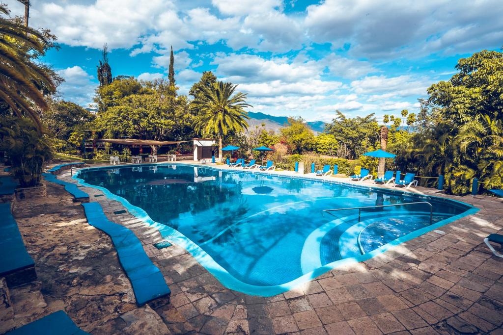 an image of a swimming pool at a resort at Hotel Victoria Oaxaca in Oaxaca City