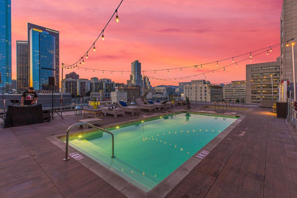 ein Pool auf dem Dach eines Gebäudes in der Unterkunft One Lux Stay HWH Downtown Los Angeles in Los Angeles