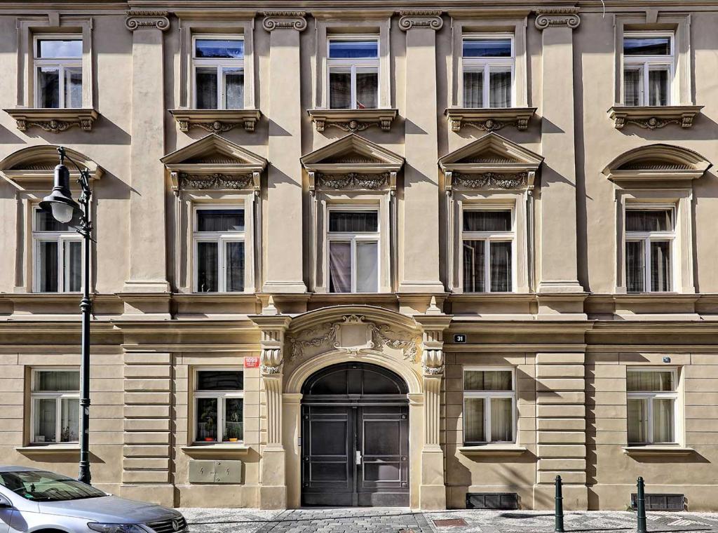 un gran edificio con una puerta delante en Apartments Truhlarska 31, en Praga
