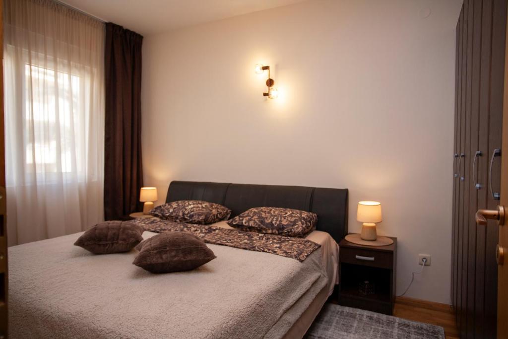 - une chambre avec un lit et 2 oreillers dans l'établissement Villa Nova, à Ðenovići
