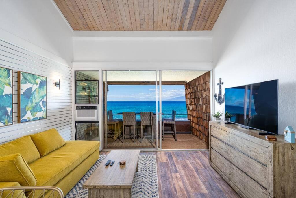 TV a/nebo společenská místnost v ubytování Modern-Rustic Beach Renovation Direct Oceanfront Penthouse