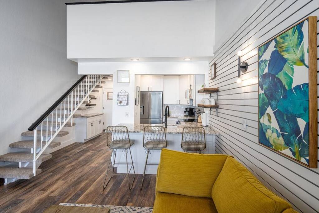 Posezení v ubytování Modern-Rustic Beach Renovation Direct Oceanfront Penthouse