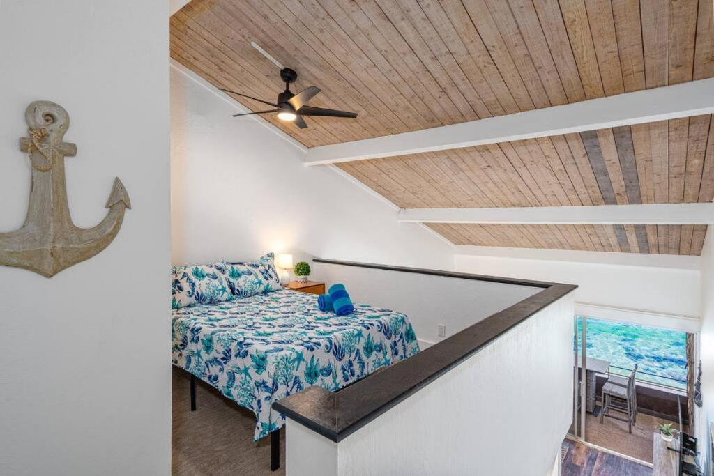 Postel nebo postele na pokoji v ubytování Modern-Rustic Beach Renovation Direct Oceanfront Penthouse