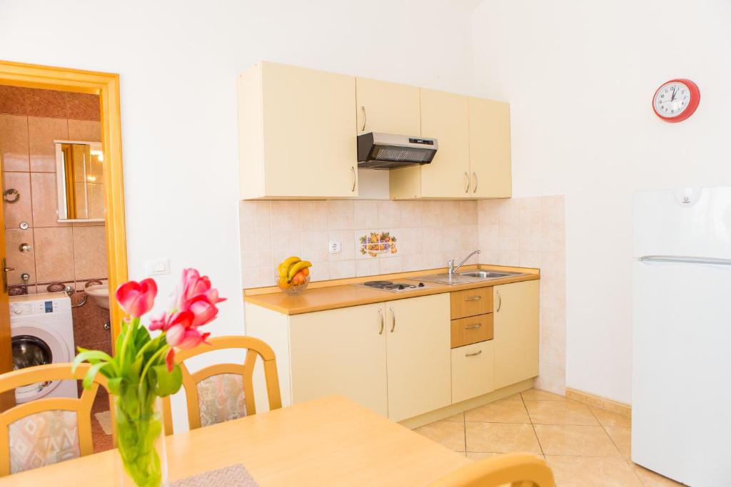 Kuchyň nebo kuchyňský kout v ubytování Apartments Lorena