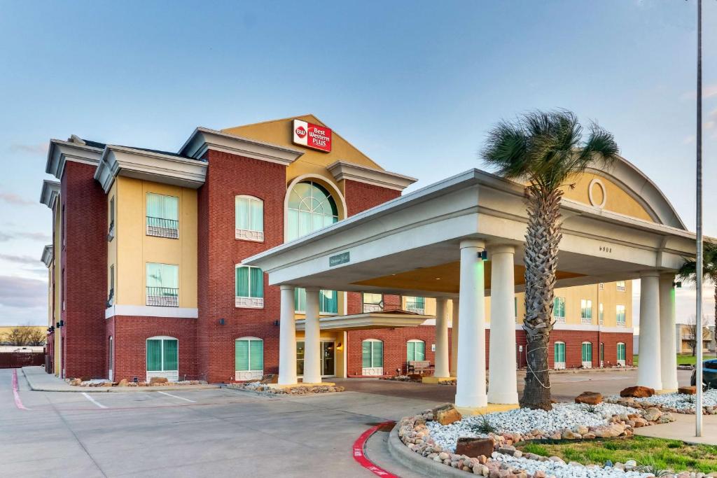 un hotel con una palma di fronte a un edificio di Best Western Plus Woodway Waco South Inn & Suites a Waco