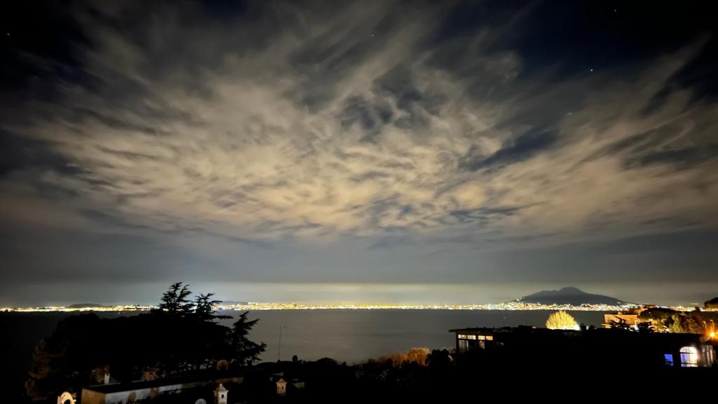 una vista del océano con un cielo nublado en Hotel Victoria Place en Anacapri