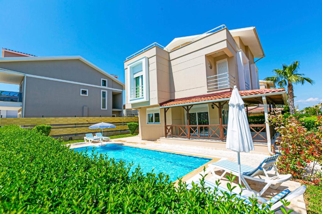 Bazén v ubytování Paradise Town Villa Despina nebo v jeho okolí