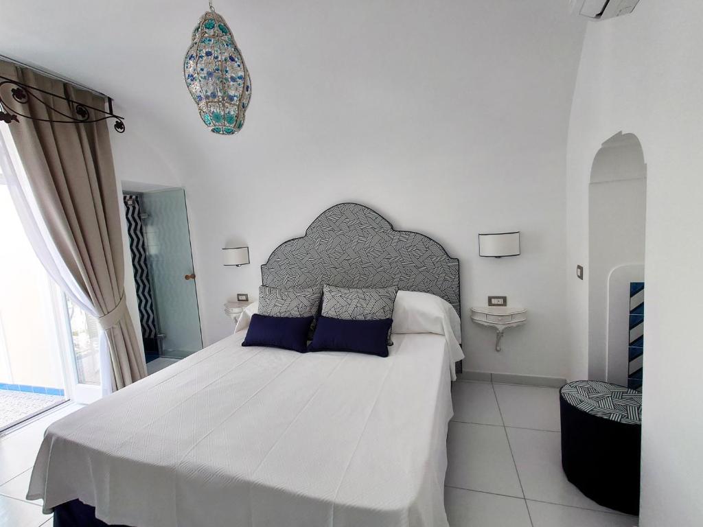 Postel nebo postele na pokoji v ubytování Milky Suites Positano