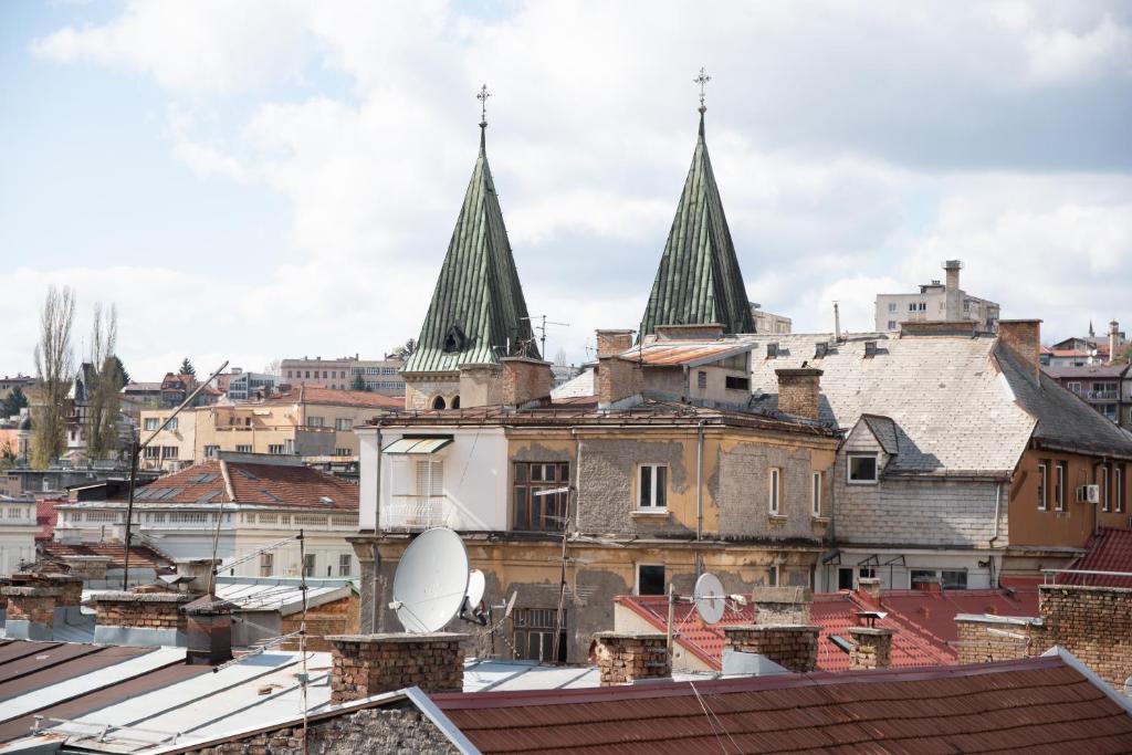 Nespecifikovaný výhled na destinaci Sarajevo nebo výhled na město při pohledu z hotelu