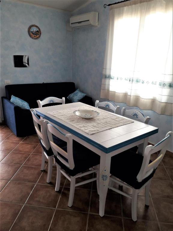 A seating area at Le pavoncelle 1