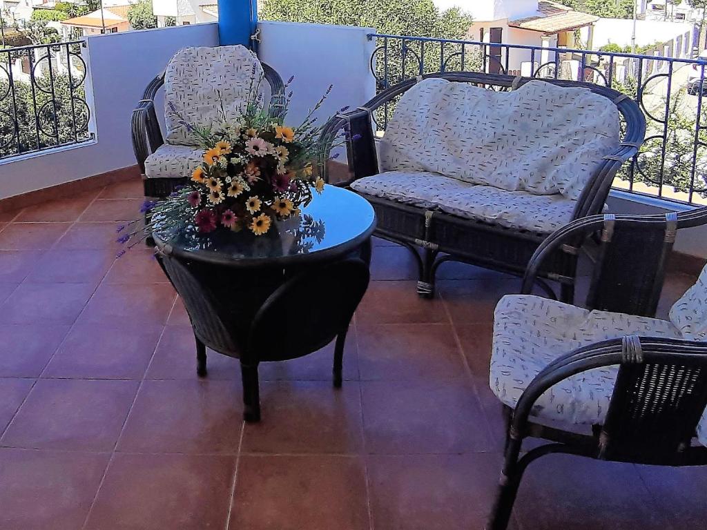 A seating area at Le pavoncelle 1