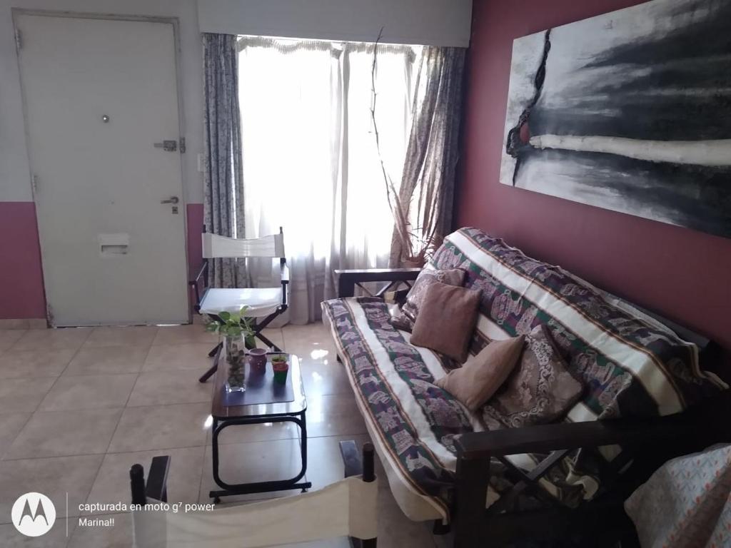 sala de estar con sofá y mesa en Corazón Malbec en Mendoza