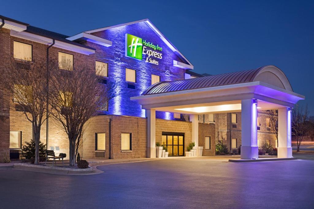 エドモンドにあるHoliday Inn Express Hotel & Suites Edmond by IHGの建物の前にガゼボがあるホテル