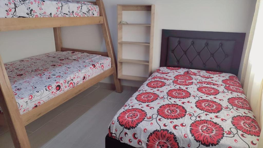 Katil atau katil-katil dalam bilik di AMPLIO APARTAMENTO AMOBLADO SECTOR LAURELES-ESTADIO Paris