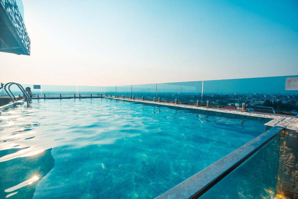 Bazén v ubytování Hotel Sanchaung nebo v jeho okolí