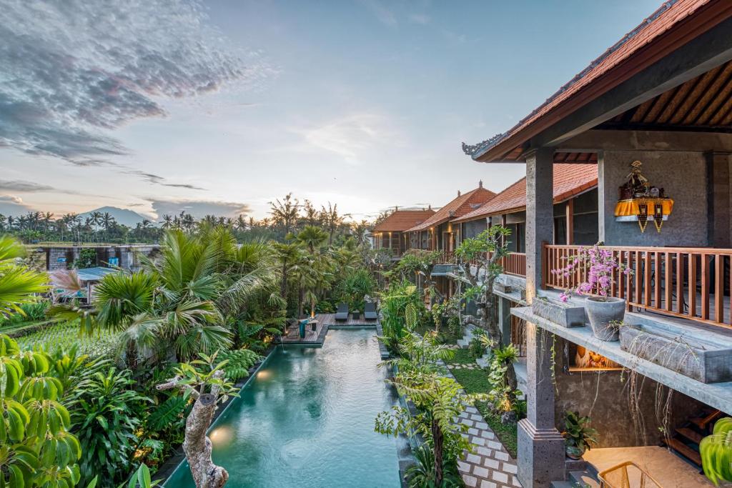 ein Bild eines Resorts mit Pool in der Unterkunft Villa Mirah Ubud in Ubud