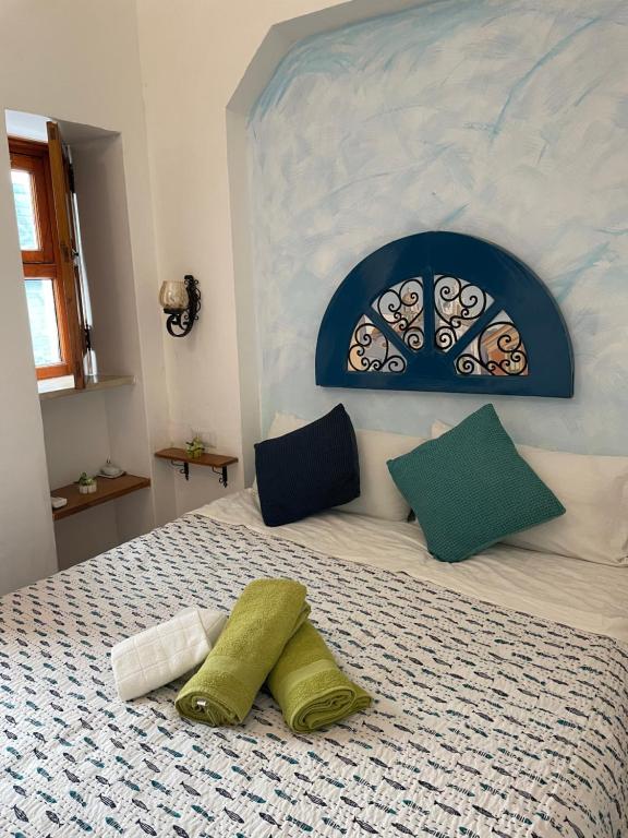Una cama con dos almohadas encima. en Casa Giulia en Capri