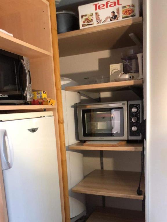 Virtuvė arba virtuvėlė apgyvendinimo įstaigoje Lama-Gîte-des-Puys T3 Lamado vue époustouflante sud avec grande terrasse