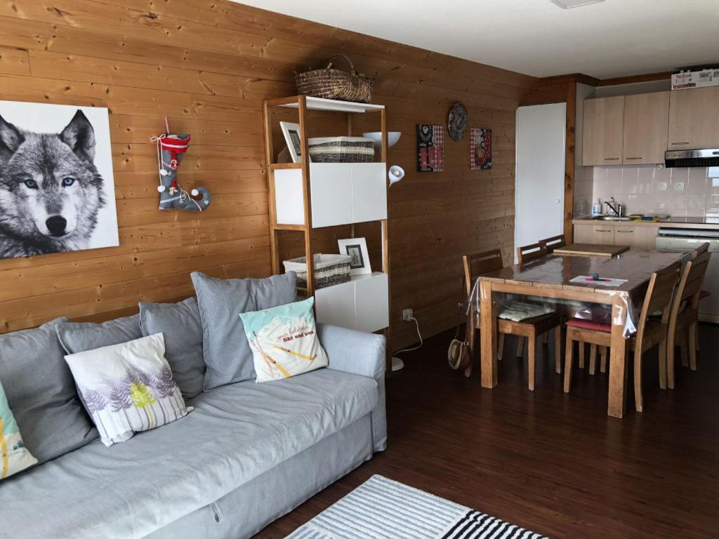 Virtuvė arba virtuvėlė apgyvendinimo įstaigoje Lama-Gîte-des-Puys T3 Lamado vue époustouflante sud avec grande terrasse