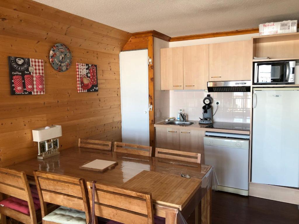 Virtuvė arba virtuvėlė apgyvendinimo įstaigoje Lama-Gîte-des-Puys T3 Lamado vue époustouflante sud avec grande terrasse