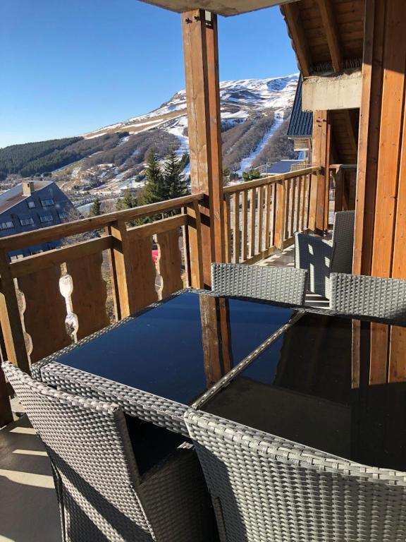 Balkonas arba terasa apgyvendinimo įstaigoje Lama-Gîte-des-Puys T3 Lamado vue époustouflante sud avec grande terrasse