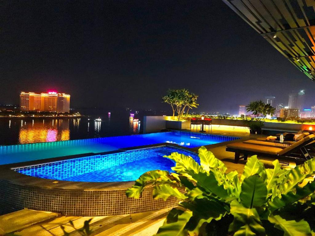 Bazén v ubytování Harmony Phnom Penh Hotel nebo v jeho okolí