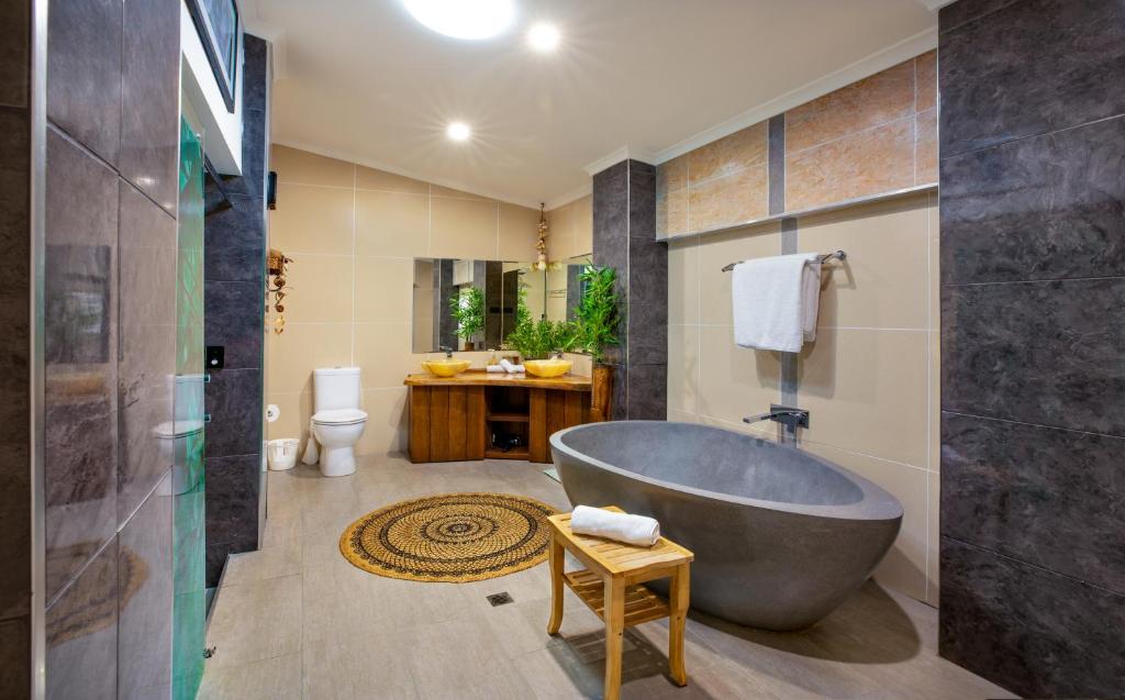 Koupelna v ubytování Luxury Penthouse 5 BDR 3 Bath Twin Rain Showers 365 sq mtrs
