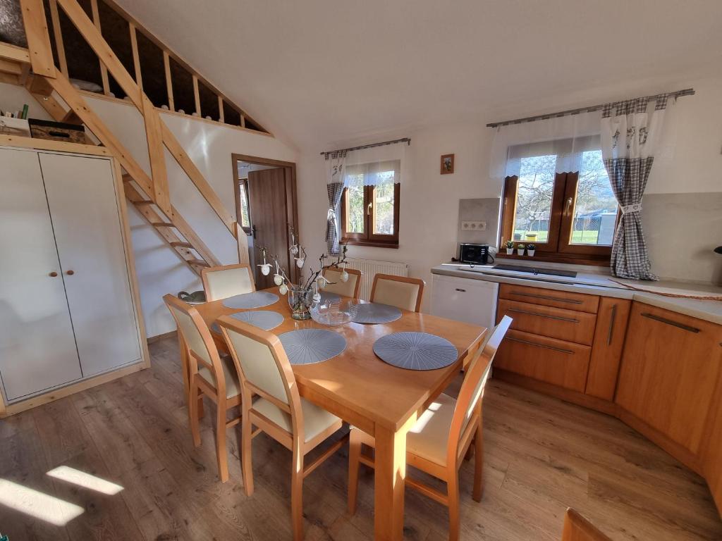 comedor con mesa de madera y sillas en Domček pod orechom, en Banská Štiavnica