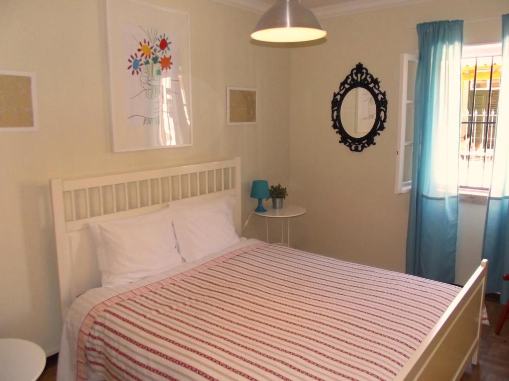 1 dormitorio con cama y espejo en Cascais Boutique Apartment en Cascais