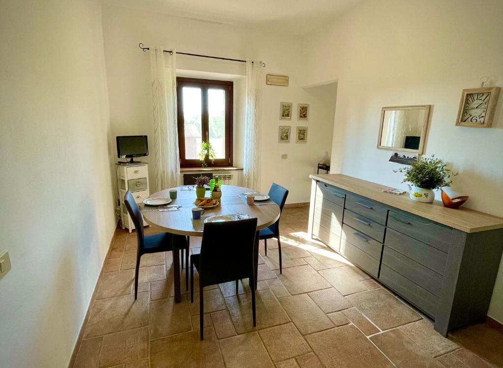 A television and/or entertainment centre at Appartamento TERRACOTTA nel Podere Gretano