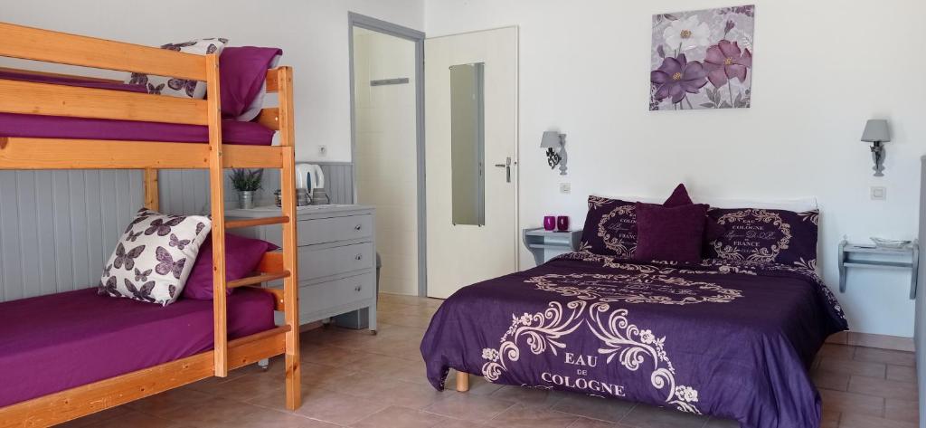 1 dormitorio con 1 cama y 1 litera en Le Petit Moulin Tournesol BnB, en Sainte-Soline