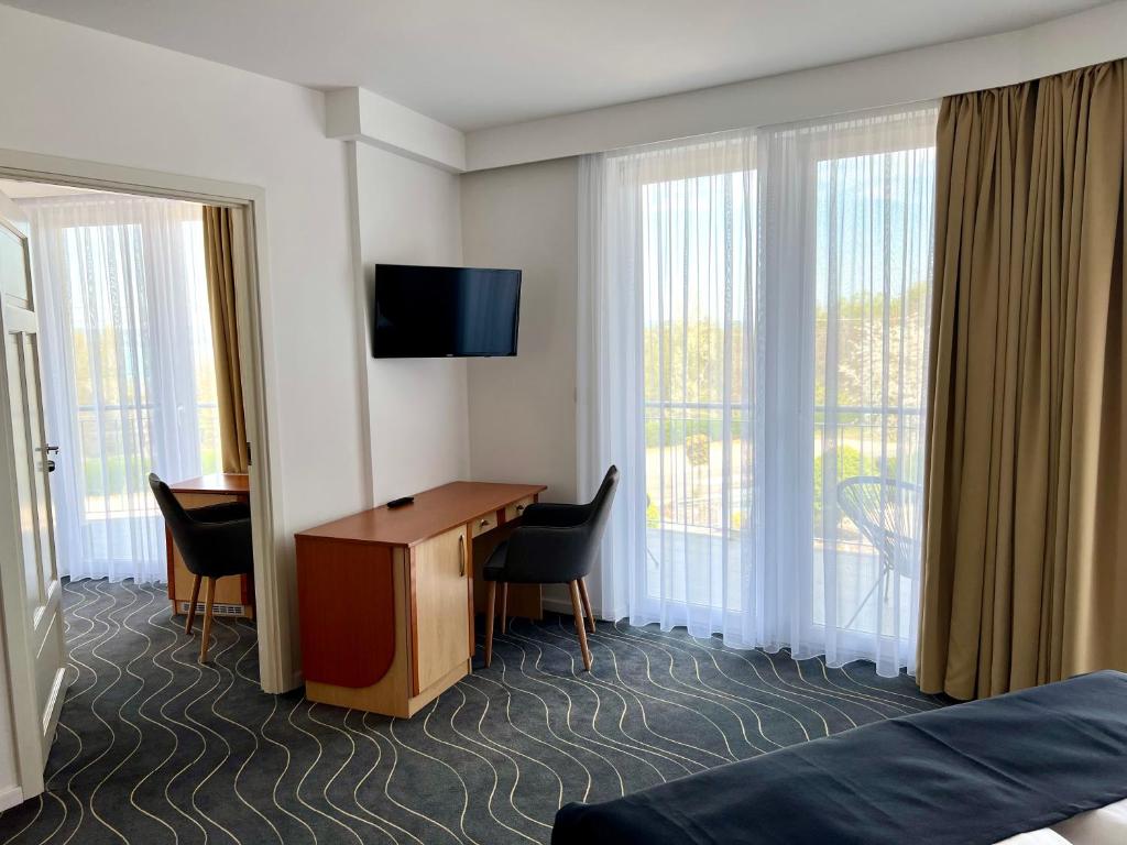 Holiday Resorts - Family Room With Lake View