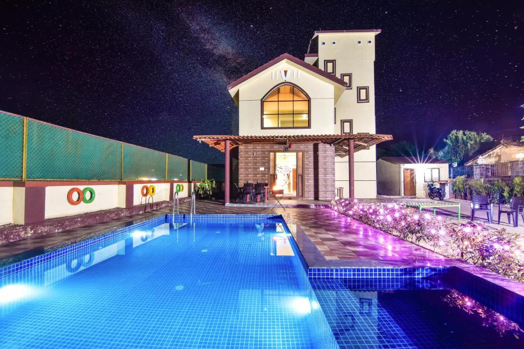 Bazén v ubytování Lifeline Villas - Mountain View 3Bhk Big Pool Villa with Baby Pool nebo v jeho okolí