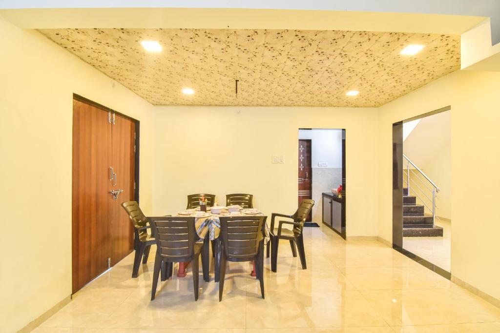 Posezení v ubytování Lifeline Villas - Mountain View 3Bhk Big Pool Villa with Baby Pool