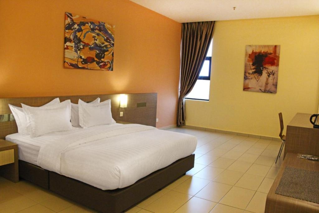 Postel nebo postele na pokoji v ubytování KLUANG RIVERVIEW HOTEL