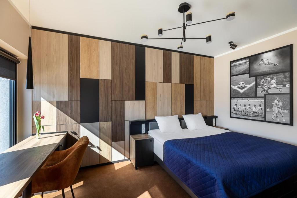 Llit o llits en una habitació de Hotel Kozerki