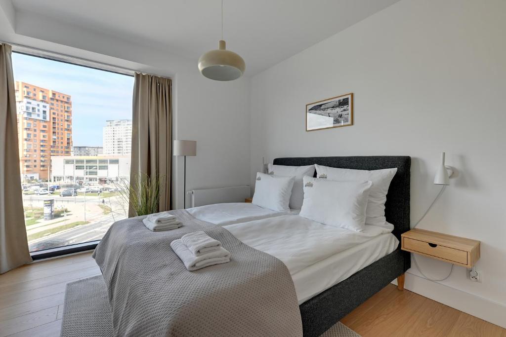 Posteľ alebo postele v izbe v ubytovaní Tarasy Bałtyku Seaside, Sauna, Gym & Free Parking by Downtown Apartments