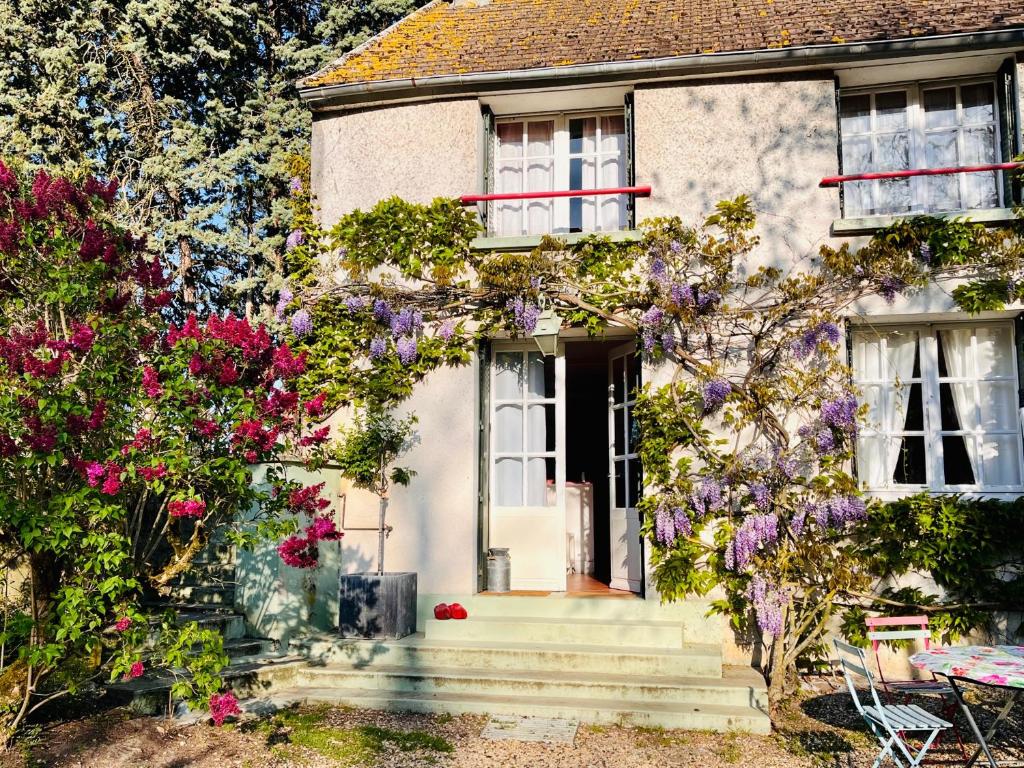 La Croix-sur-Ourcq的住宿－Adorable et amusante maison de campagne，前面有鲜花的房子