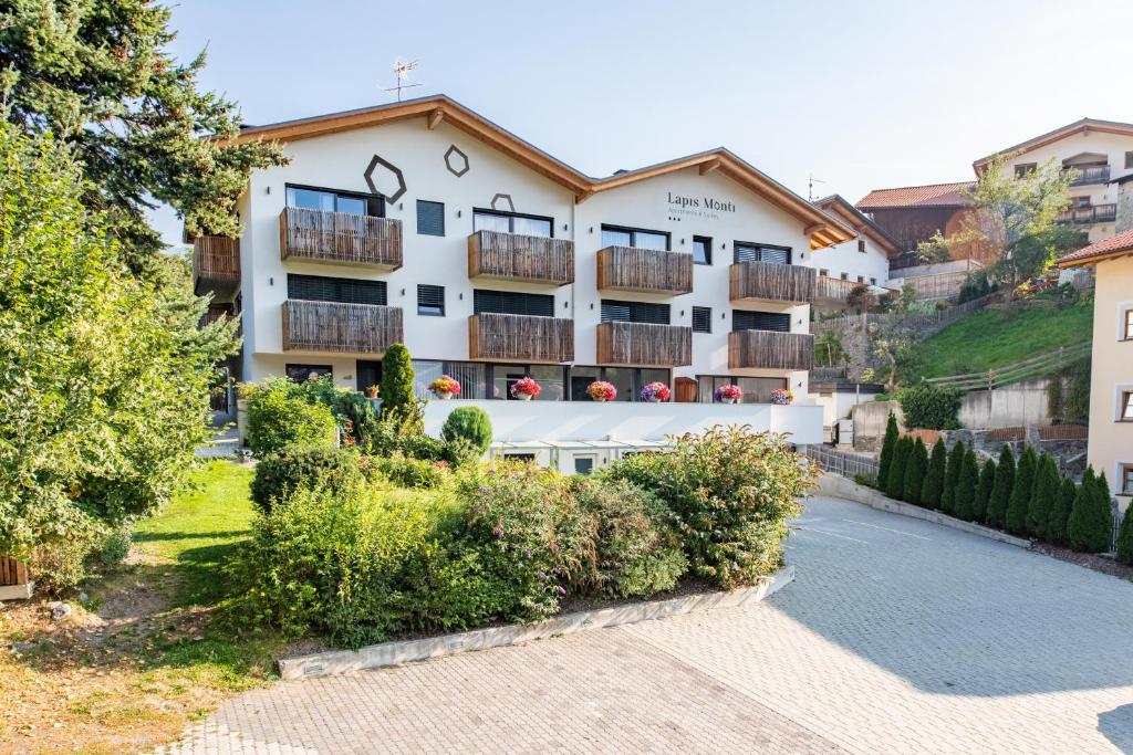 Budova, kde se aparthotel nachází