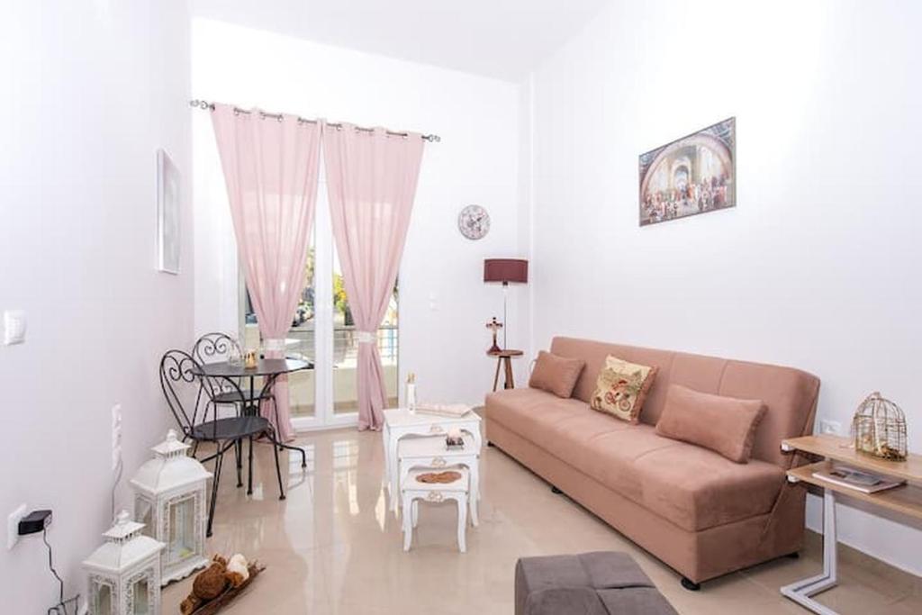 ein Wohnzimmer mit einem Sofa und einem Tisch in der Unterkunft Eliora Studio & Aelia Apartment in Iraklio
