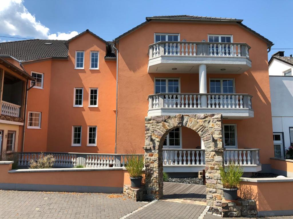 un bâtiment avec un balcon au-dessus dans l'établissement Hotel & Restaurant Brühler Hof, à Wintrich