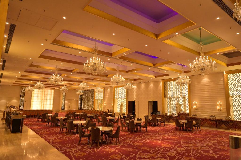 Restaurace v ubytování Stardom Resort Jaipur