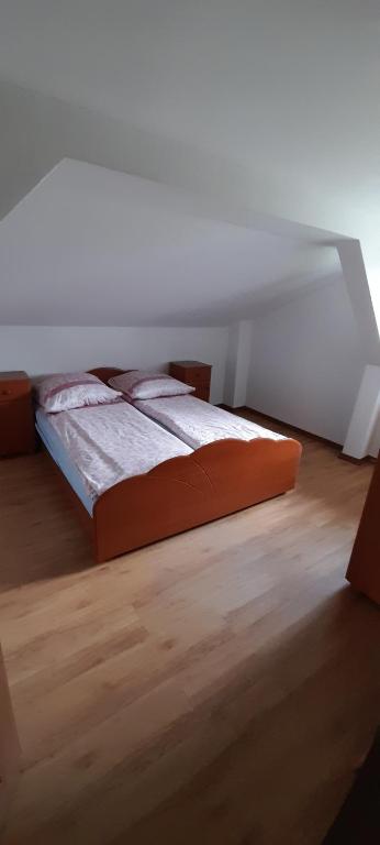 Un pat sau paturi într-o cameră la Agroturystyka u Wiesi